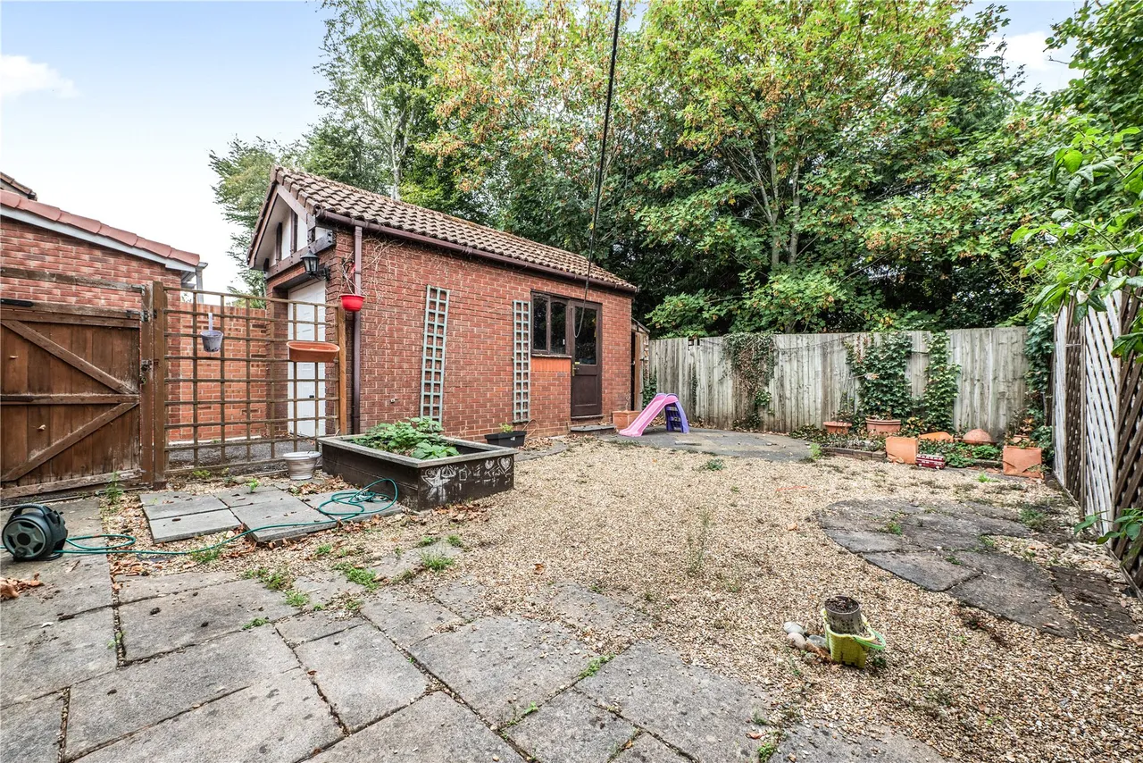 Alexandra Gardens, Knaphill, GU21, photo 13