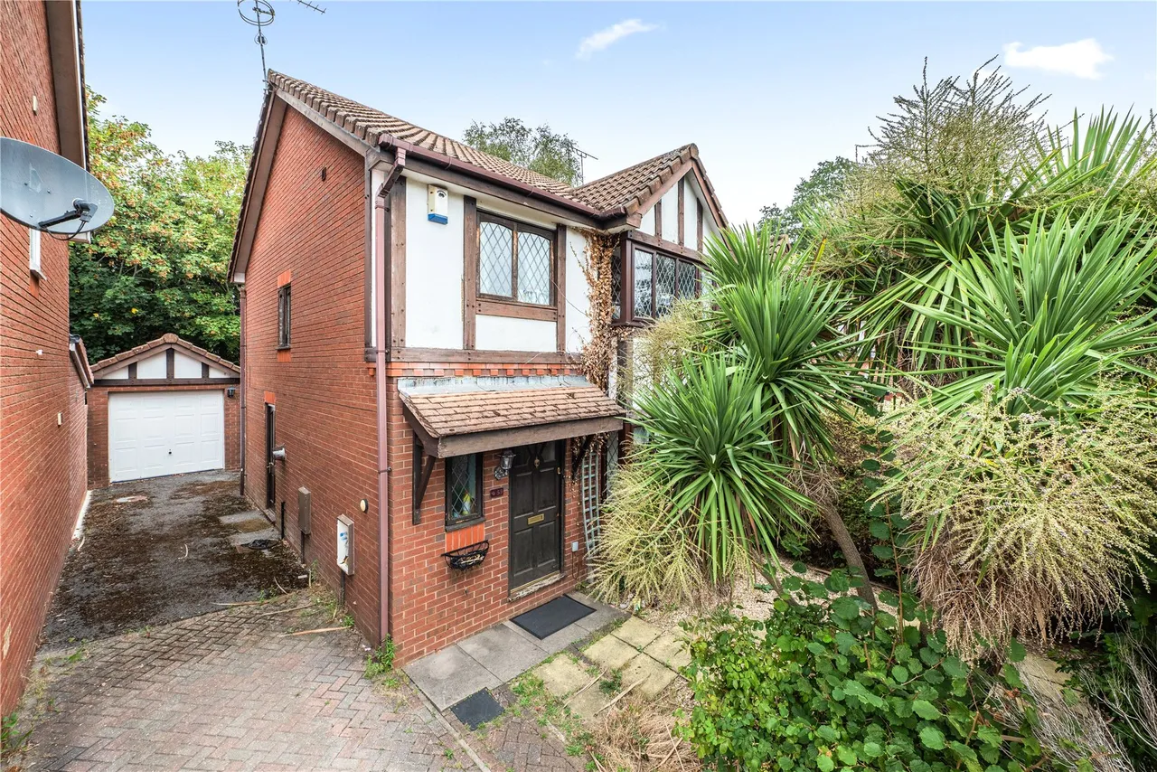 3 bed house for sale, Alexandra Gardens, Knaphill, GU21