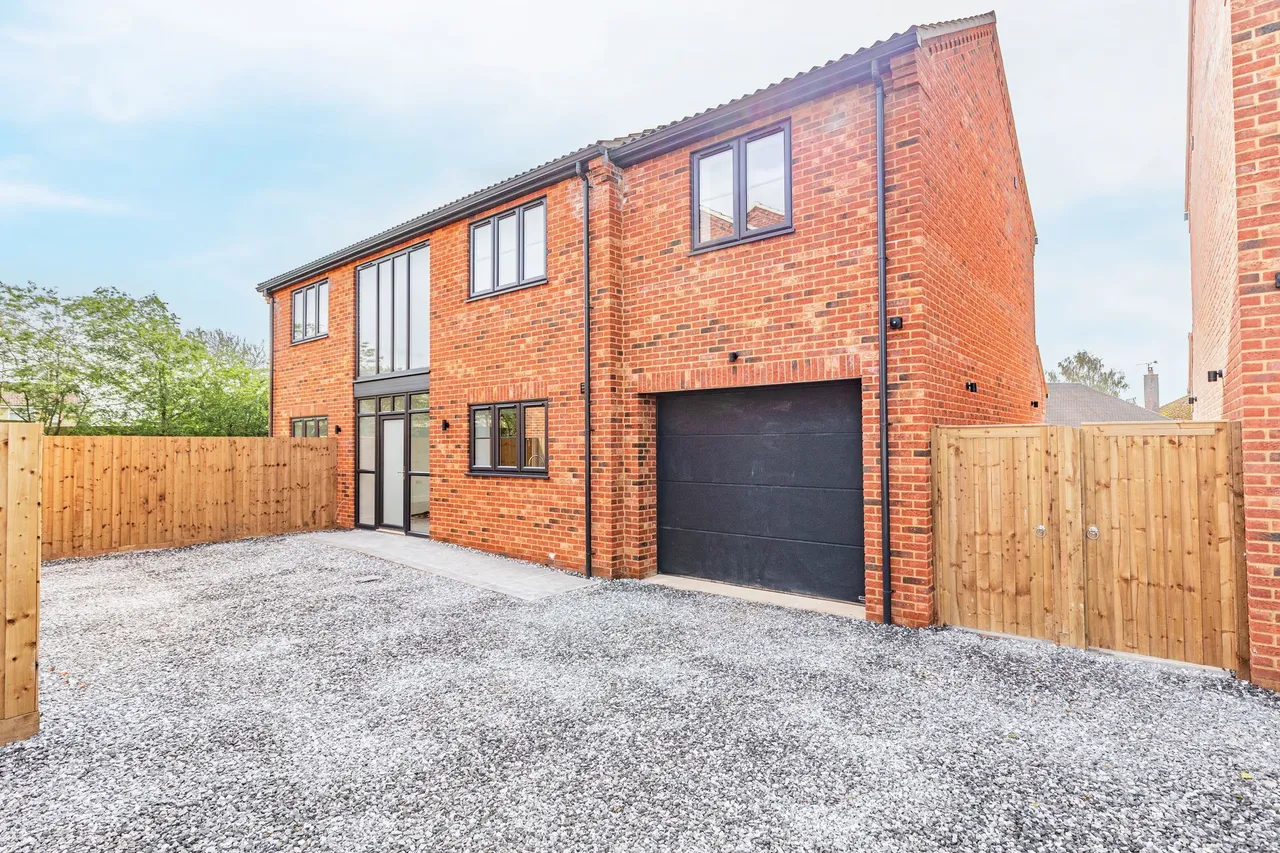 Exclusive New Homes in Private Cul-De, photo 2