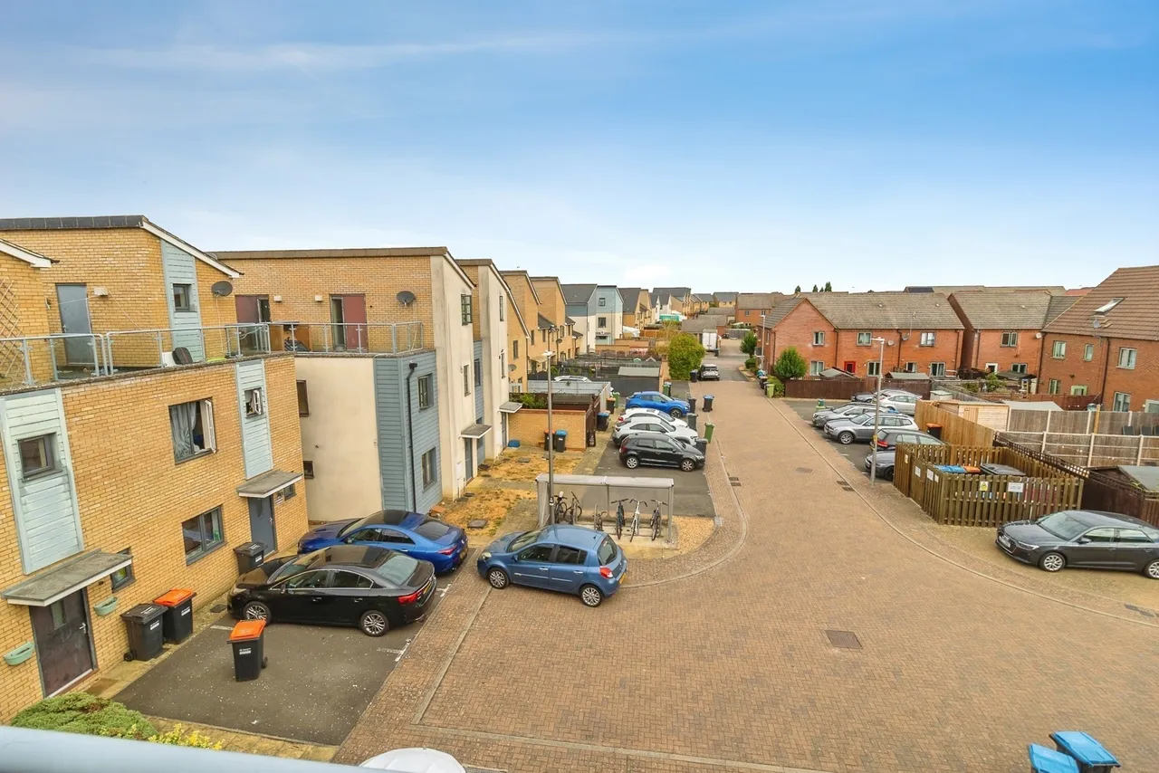 Selkirk Drive, Oakridge Park, Milton Keynes, Buckinghamshire, MK14, photo 4