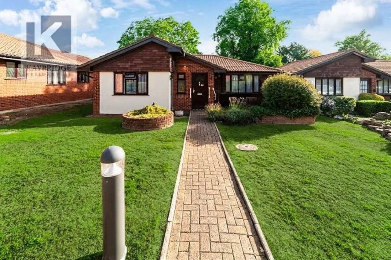 2 bed house for sale, Oakmead Green, Epsom, KT18