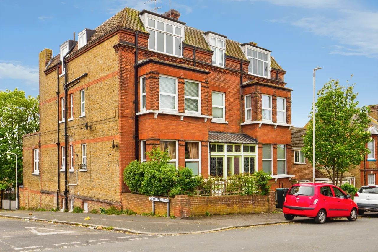 2 bed flat for sale — 24 Approach Road, Margate