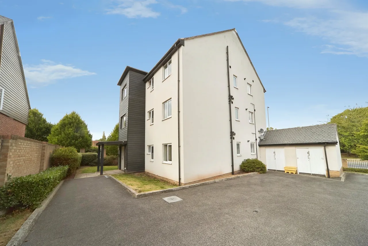 1 bed flat for sale — Oaklands Crescent, Gipton, Leeds