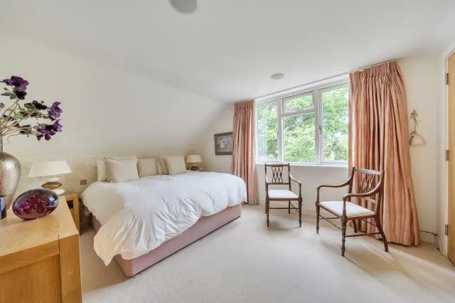 The Courtyard, St. Johns Lodge, GU21, photo 14