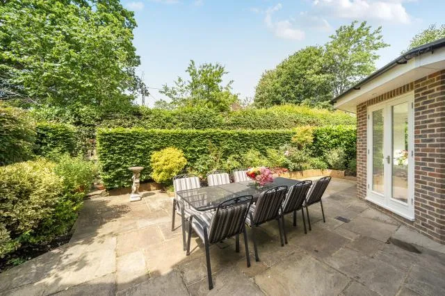 The Courtyard, St. Johns Lodge, GU21, photo 19
