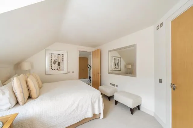 The Courtyard, St. Johns Lodge, GU21, photo 10