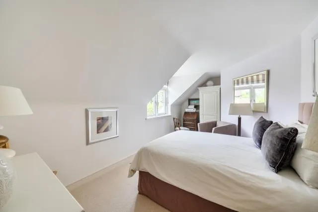 The Courtyard, St. Johns Lodge, GU21, photo 12