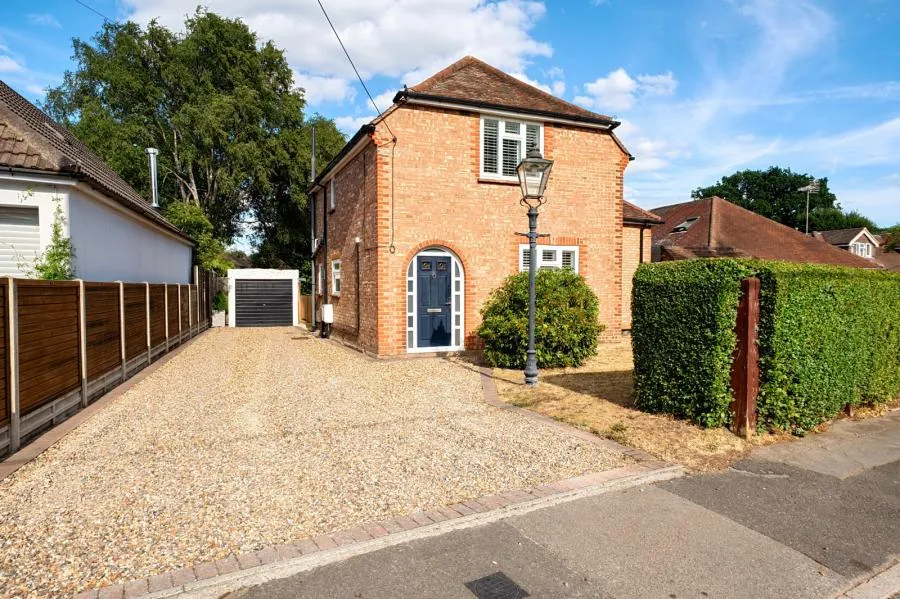 3 bed house for sale, Delta Road, Chobham, GU24