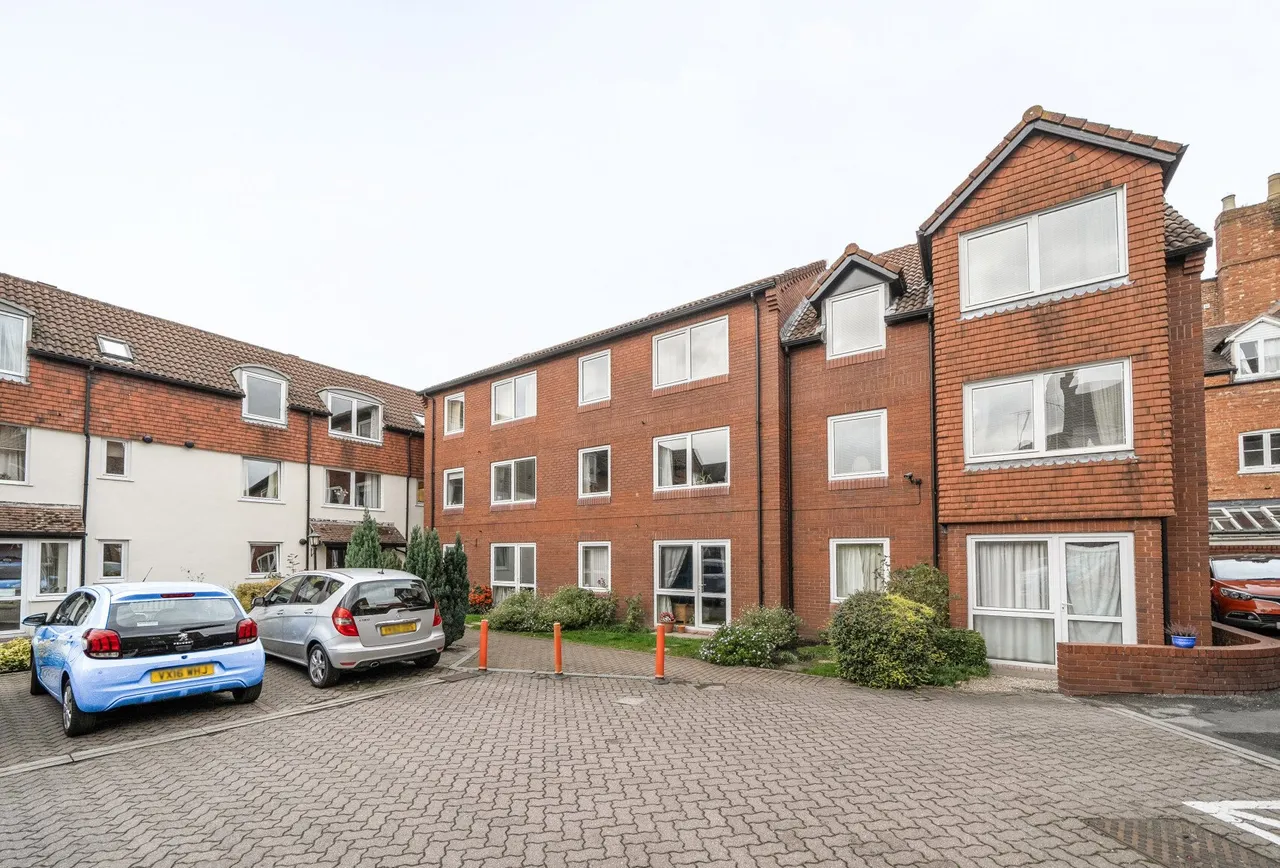 1 bed flat for sale — High Street, Tewkesbury, GL20 5BL