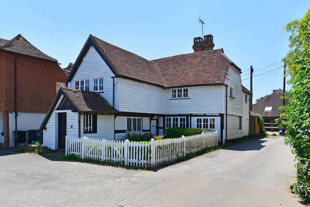 4 bed house for sale, The Village, Ewhurst, GU6