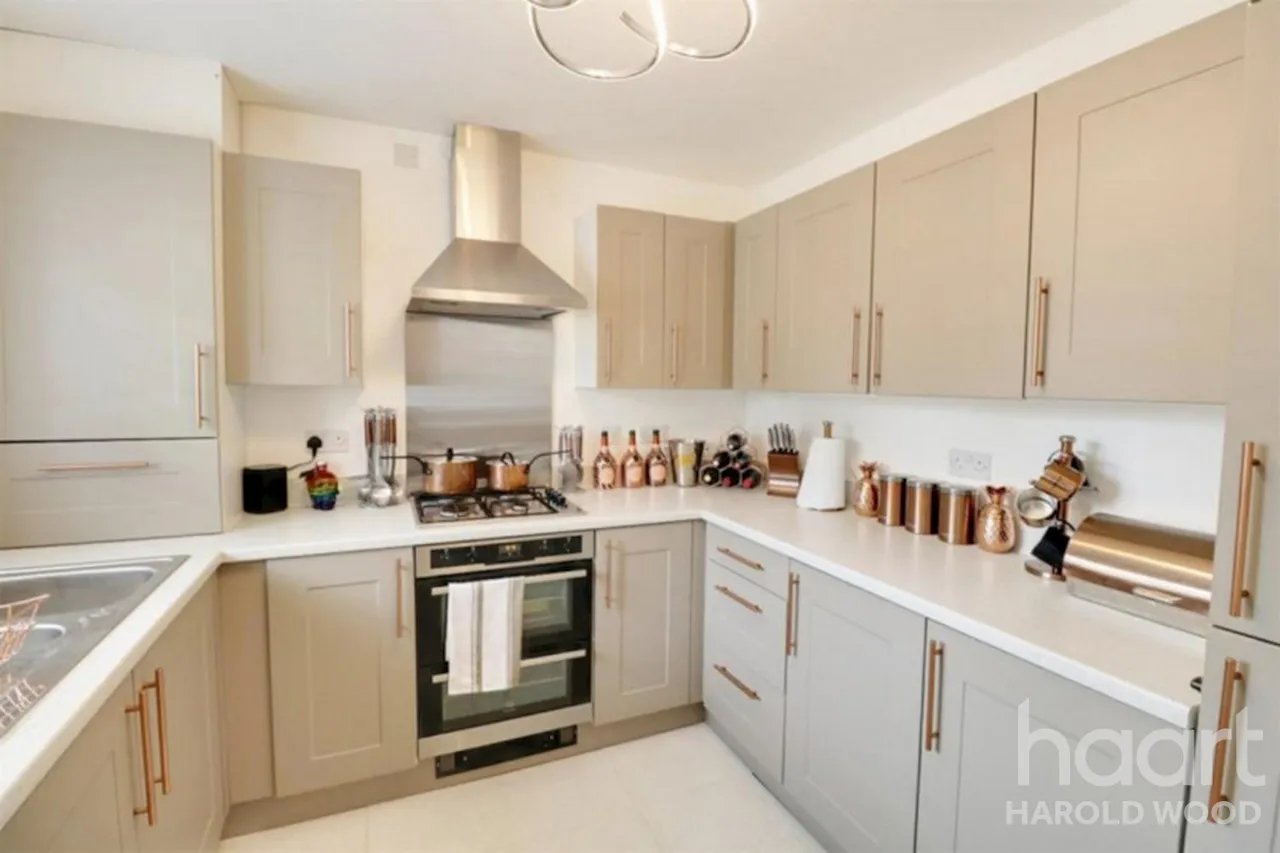Whitworth Avenue, Harold Hill, RM3, photo 3