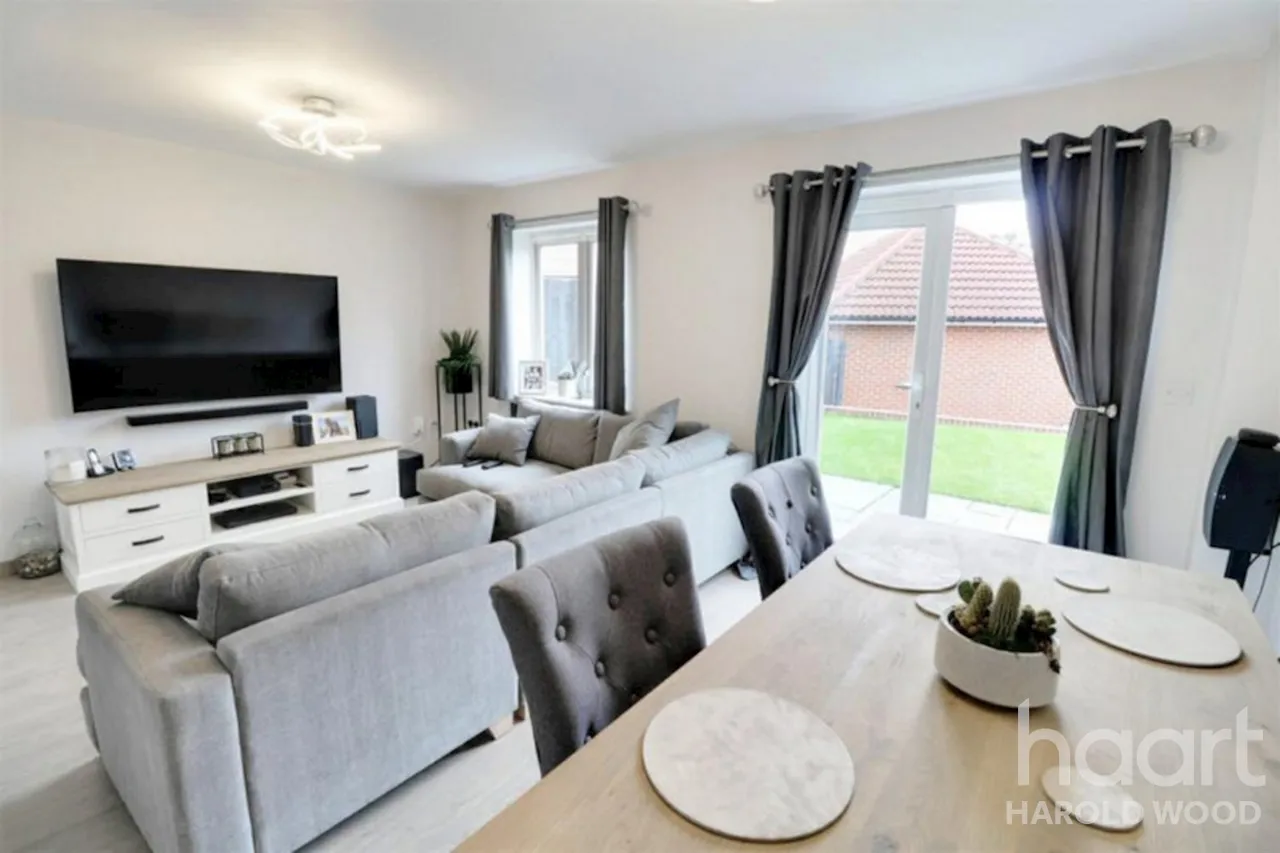 Whitworth Avenue, Harold Hill, RM3, photo 2