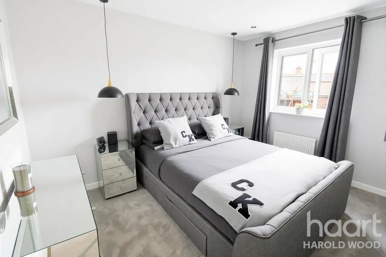 Whitworth Avenue, Harold Hill, RM3, photo 6