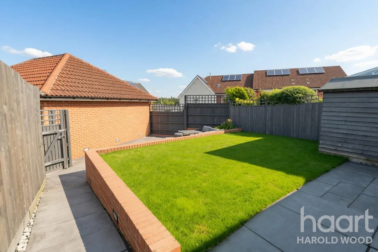 Whitworth Avenue, Harold Hill, RM3, photo 14