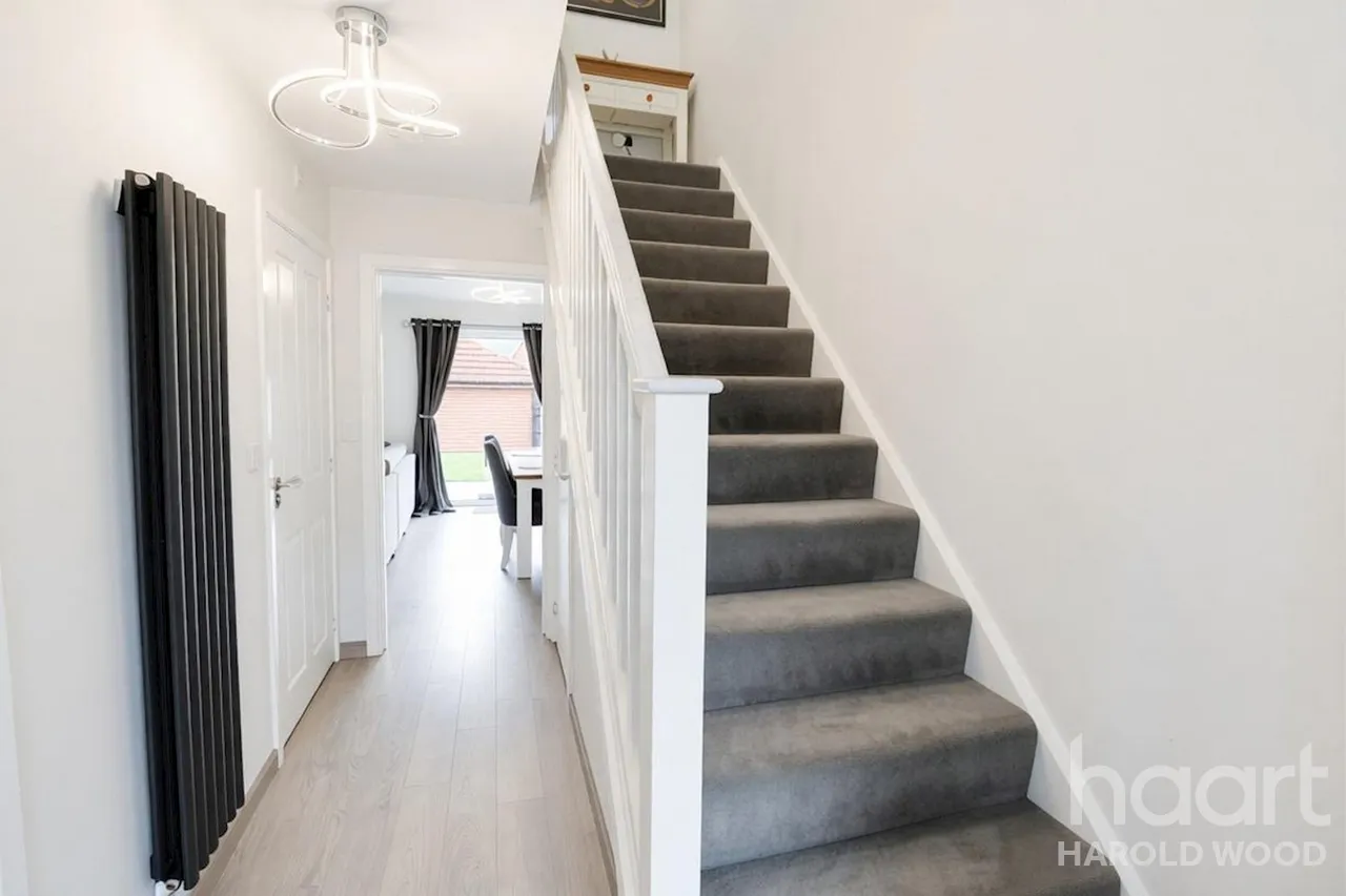 Whitworth Avenue, Harold Hill, RM3, photo 5