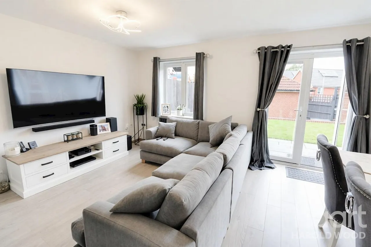 Whitworth Avenue, Harold Hill, RM3, photo 10