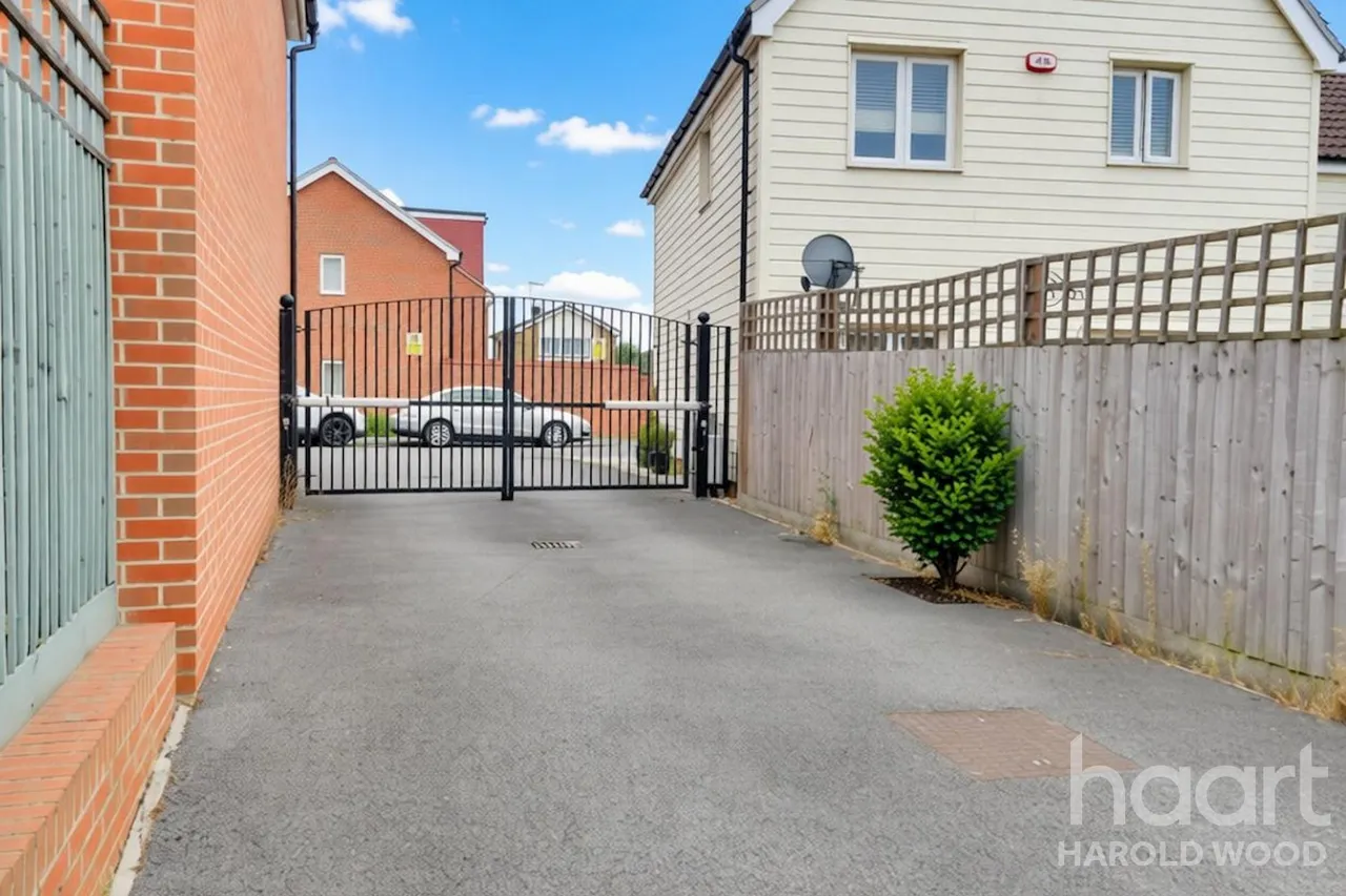 Whitworth Avenue, Harold Hill, RM3, photo 11
