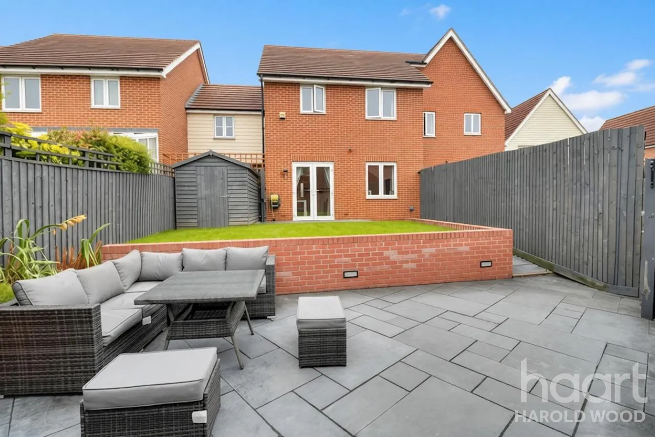 Whitworth Avenue, Harold Hill, RM3, photo 15