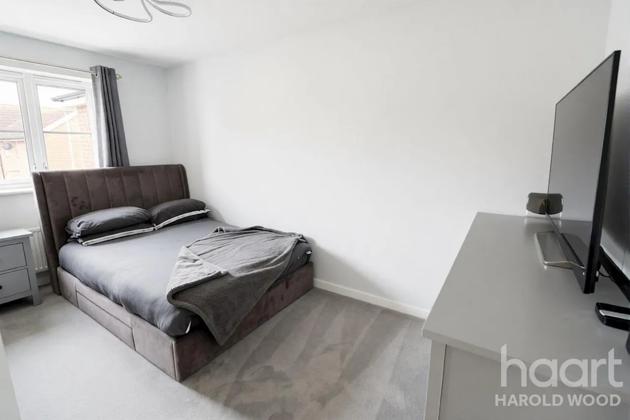 Whitworth Avenue, Harold Hill, RM3, photo 8