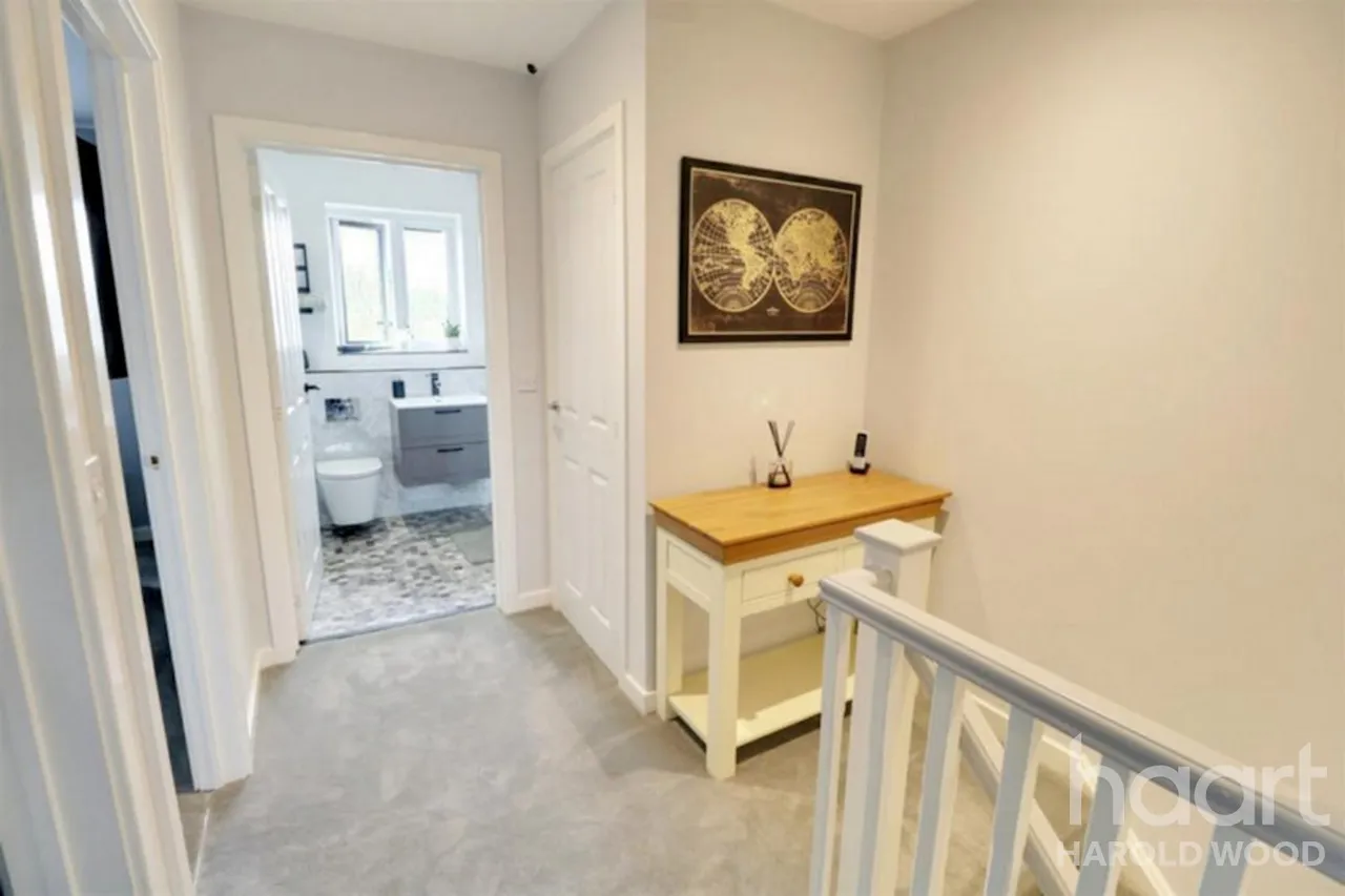 Whitworth Avenue, Harold Hill, RM3, photo 7