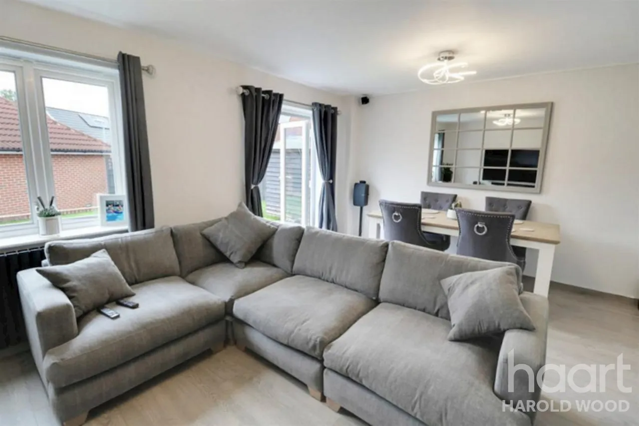 Whitworth Avenue, Harold Hill, RM3, photo 4