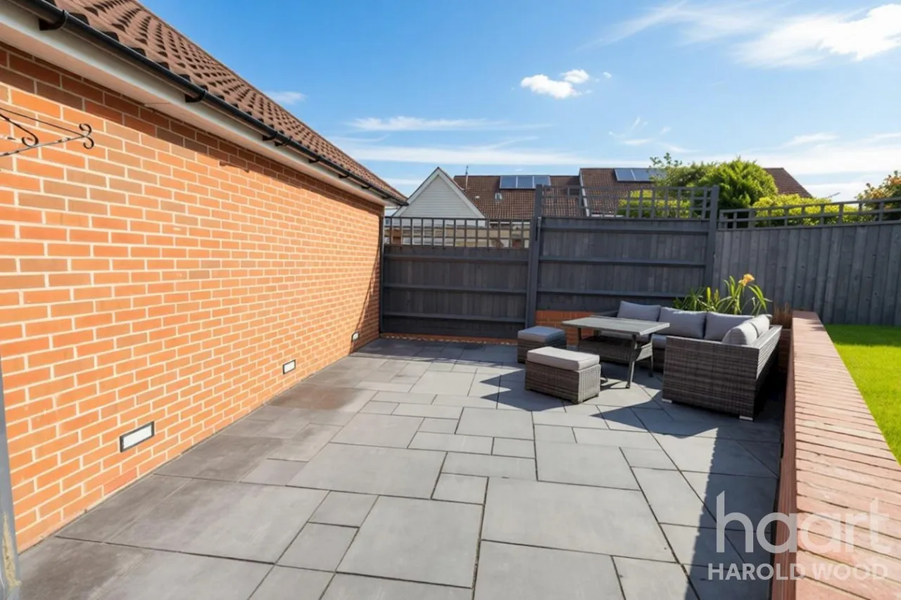 Whitworth Avenue, Harold Hill, RM3, photo 13