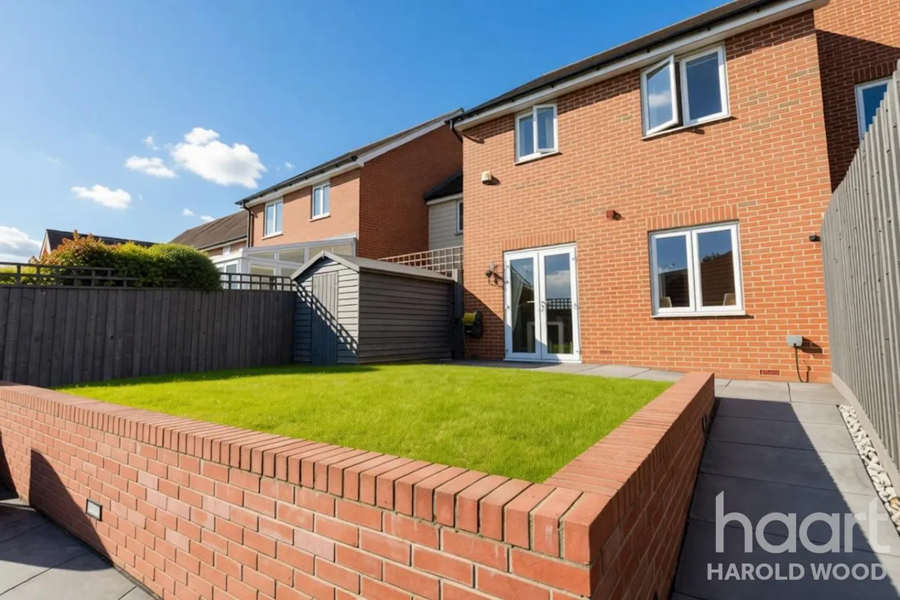 Whitworth Avenue, Harold Hill, RM3, photo 12