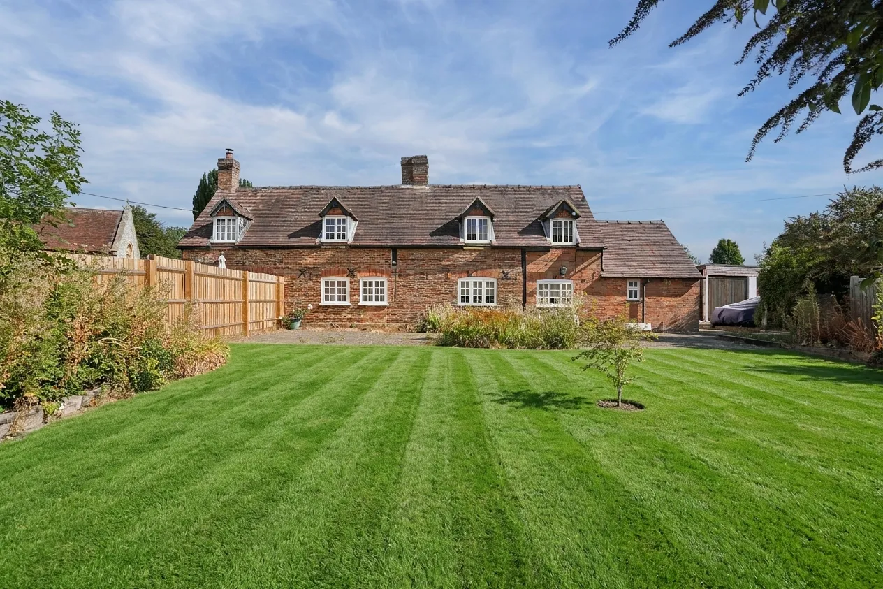 3 bed house for sale, Bicester Road, Oakley, HP18