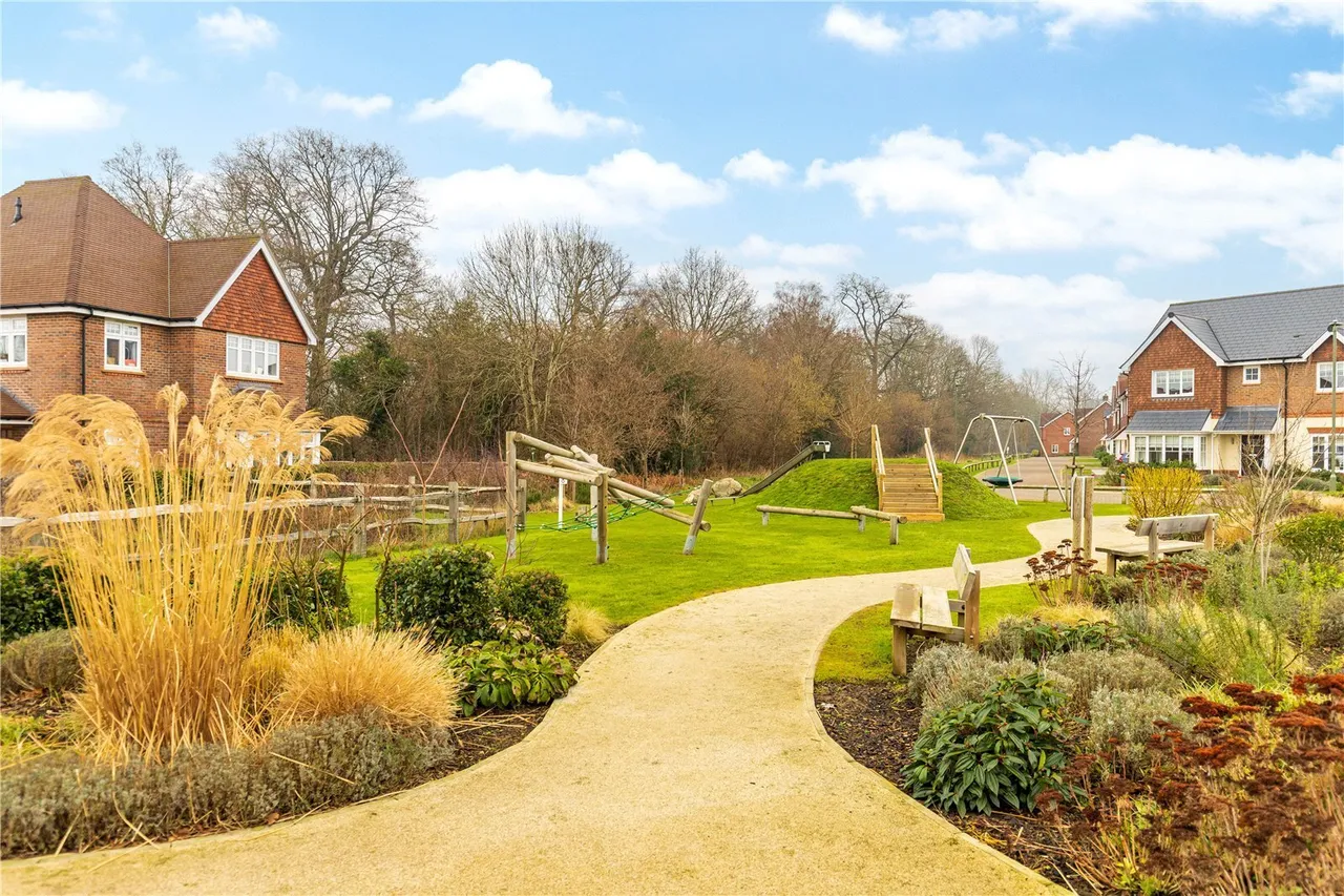 Marjoram Avenue, Cranleigh, GU6, photo 6