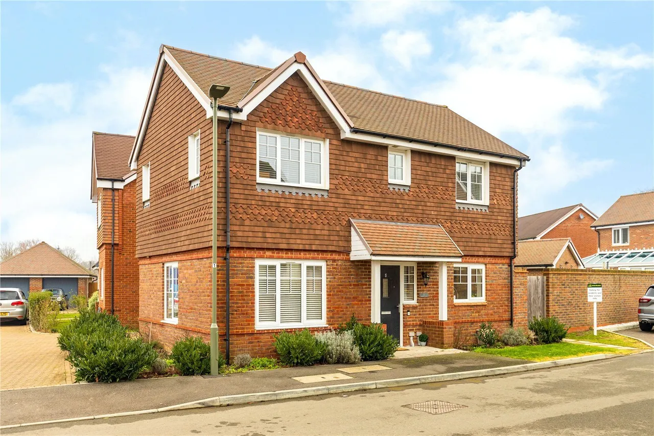 3 bed house for sale, Marjoram Avenue, Cranleigh, GU6