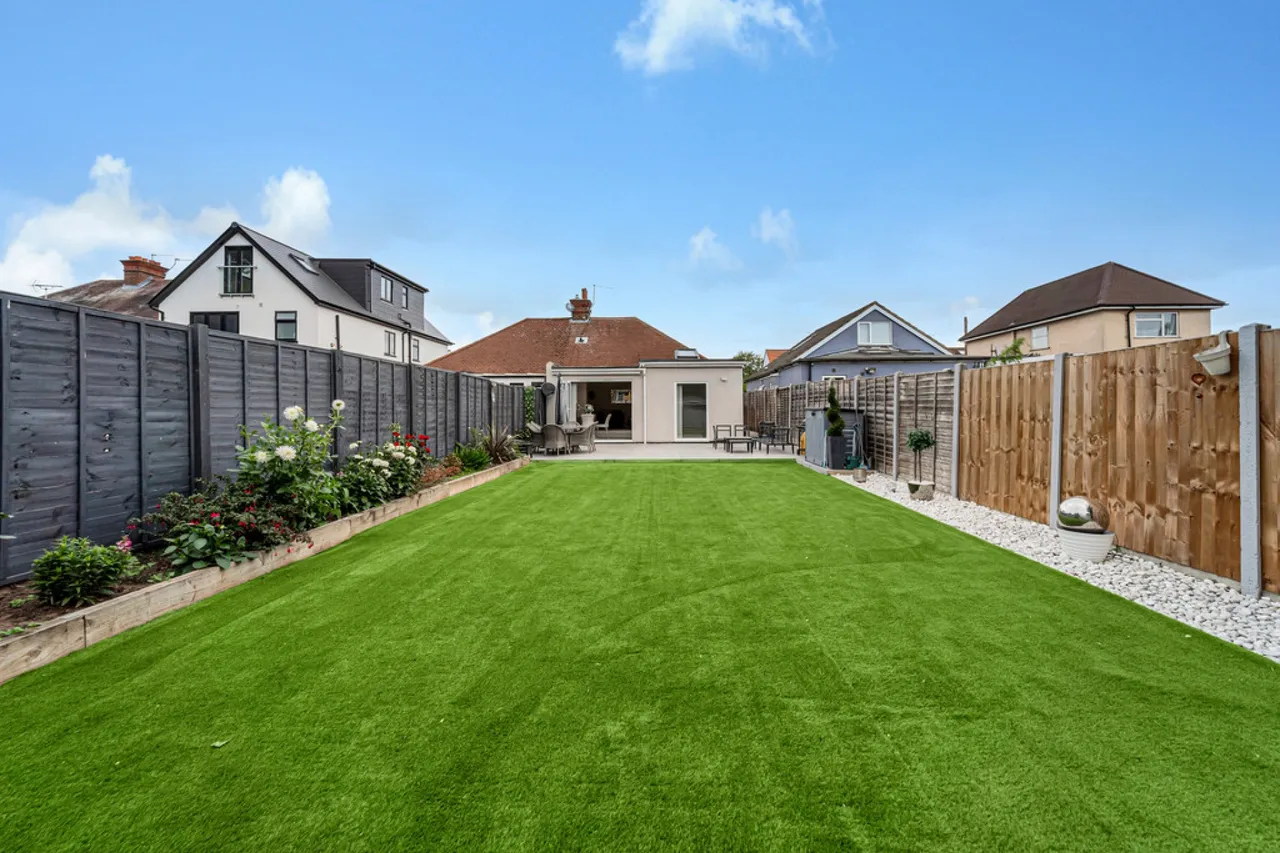 Feltham Hill Road, Ashford, photo 2