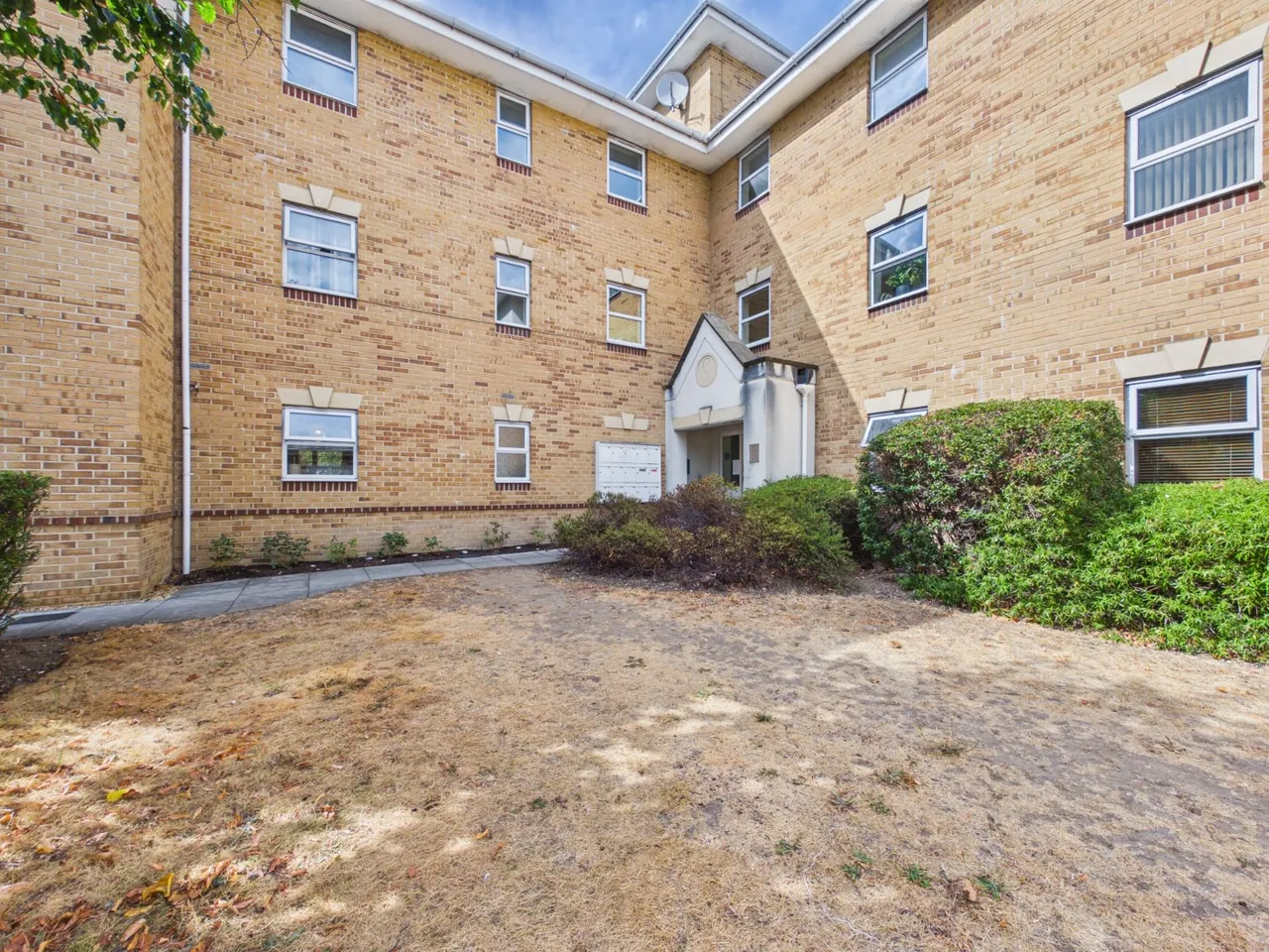 2 bed international way, sunbury-on-thames, surrey,tw16 for sale, Sunbury-on-Thames, Surrey