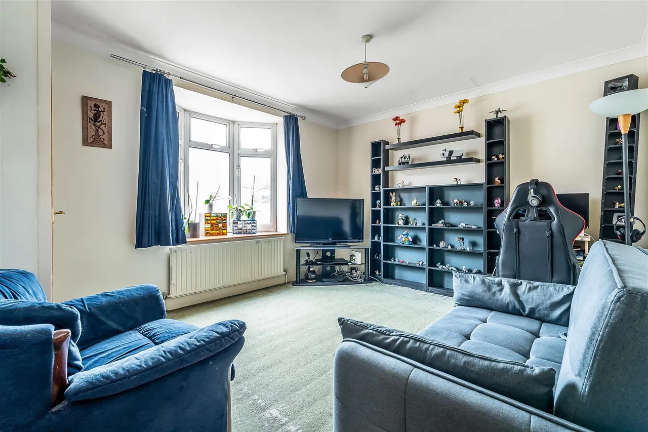 Kingslea, Leatherhead, KT22, photo 3