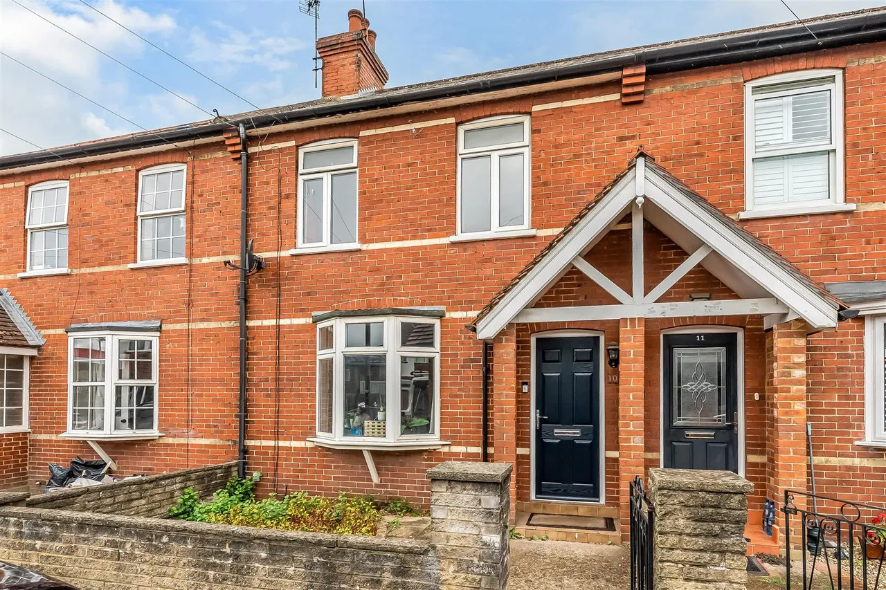 3 bed house for sale, Kingslea, Leatherhead, KT22
