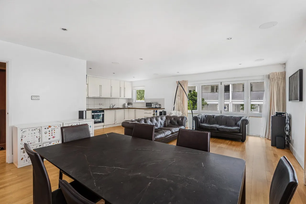 3 bed flat for sale, Hereford Road, London, W2
