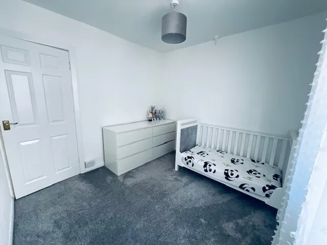 Pontefract Road, BARNSLEY, photo 9