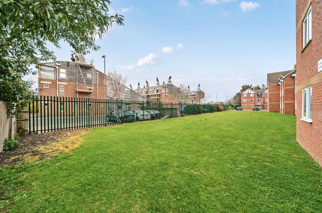 6 Foxglove Way, Wallington SM6 7FJ, photo 13