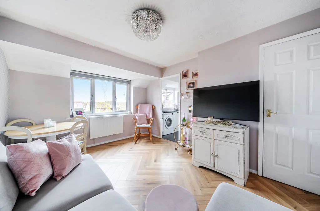6 Foxglove Way, Wallington SM6 7FJ, photo 3