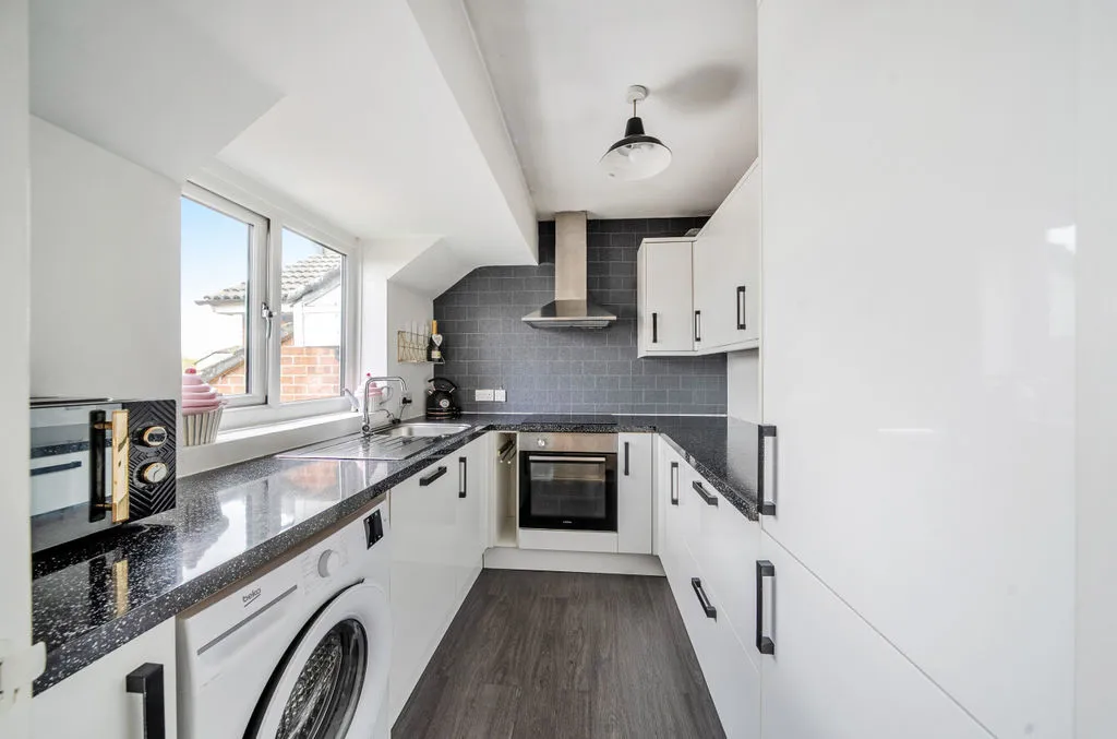 6 Foxglove Way, Wallington SM6 7FJ, photo 5
