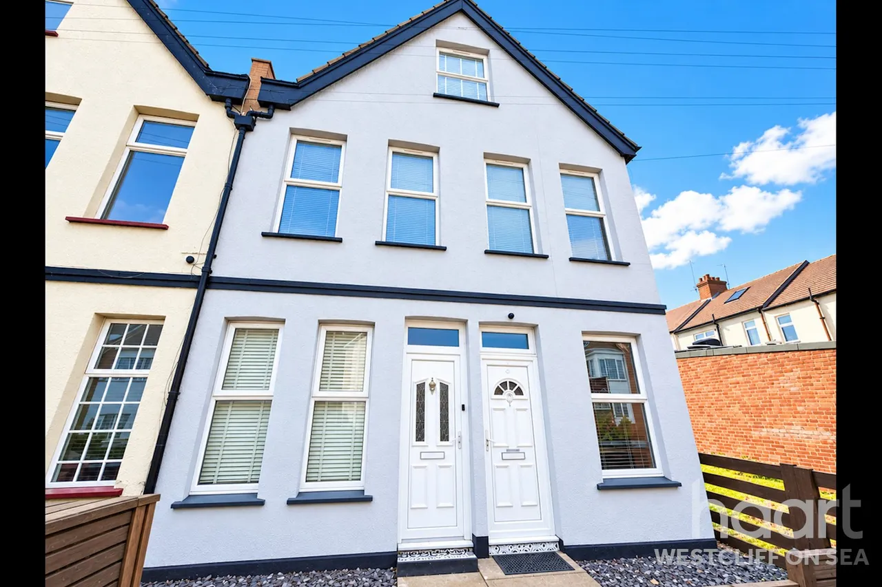 2 bed flat for sale, Fairfax Drive, Westcliff-On-Sea, SS0