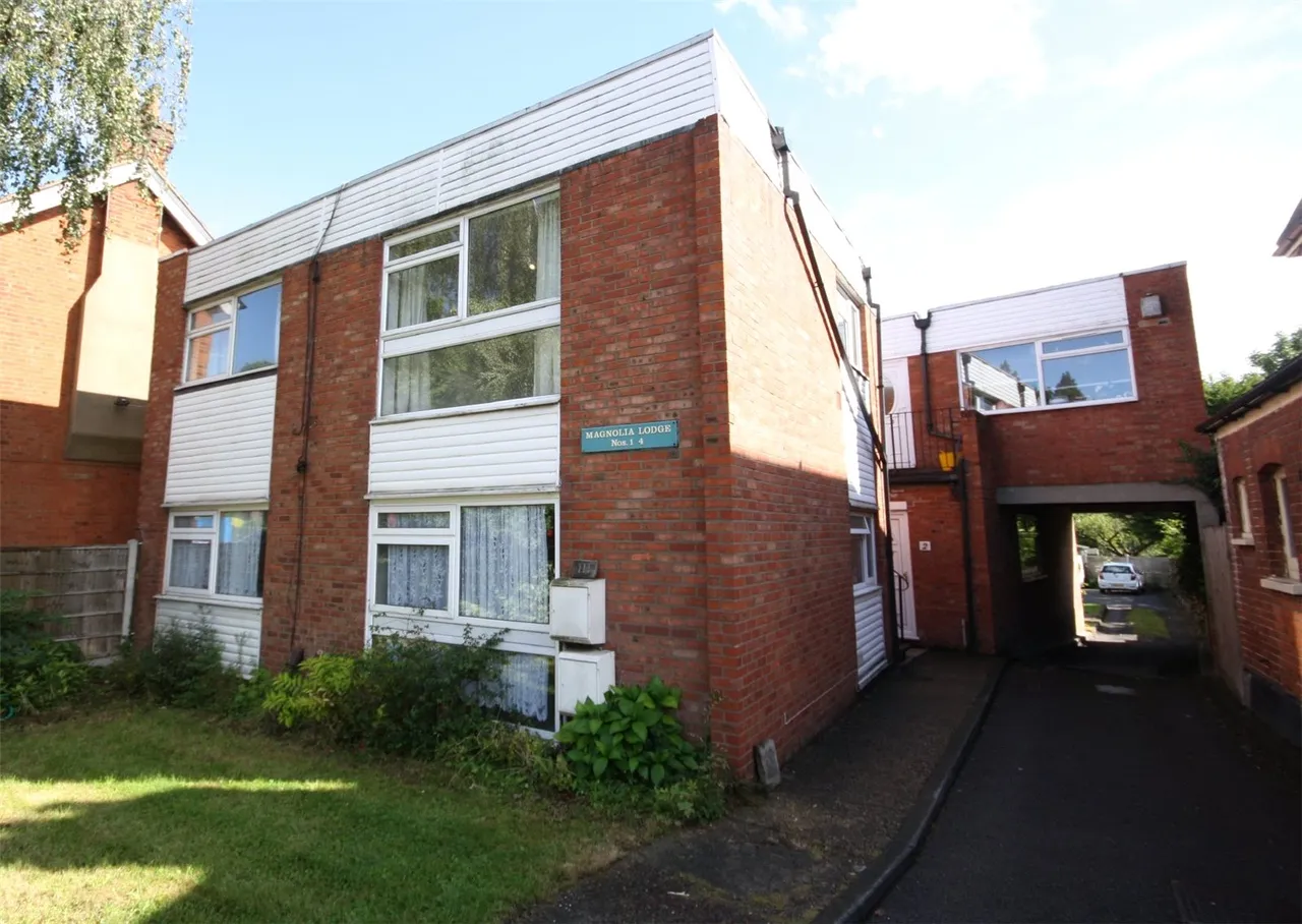 2 bed flat for sale, High Road, Loughton, IG10
