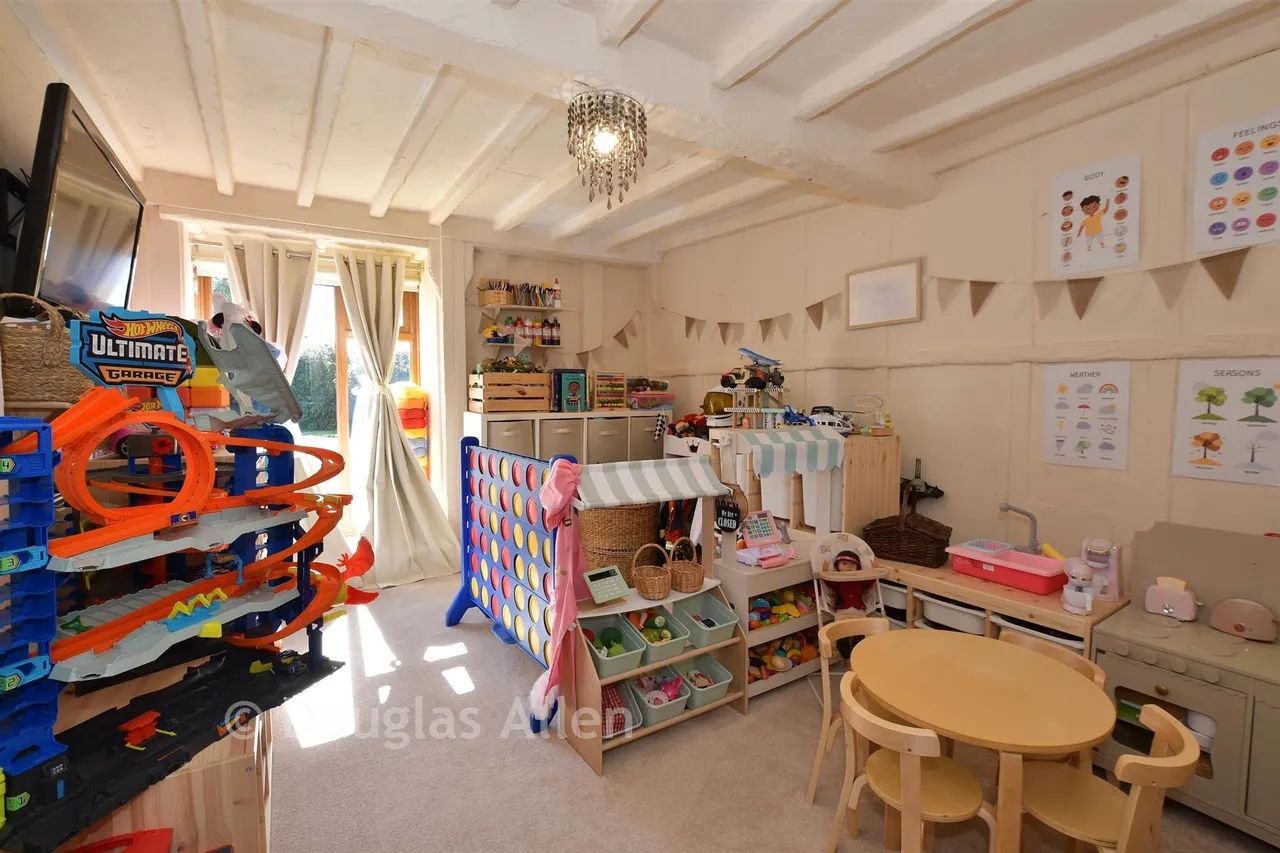 Ashwells Road, Pilgrims Hatch, CM15, photo 13