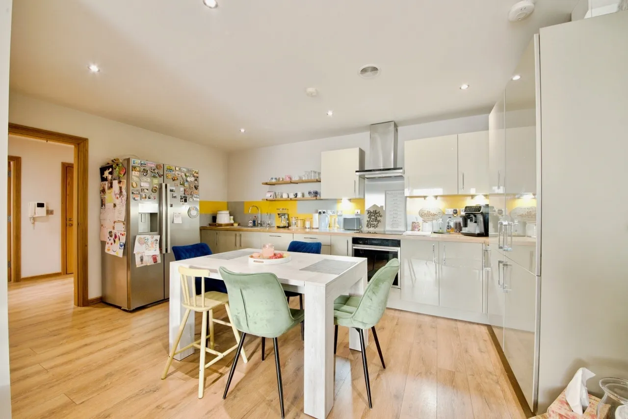 2 bed flat for sale — Spring Gardens, Romford, RM7