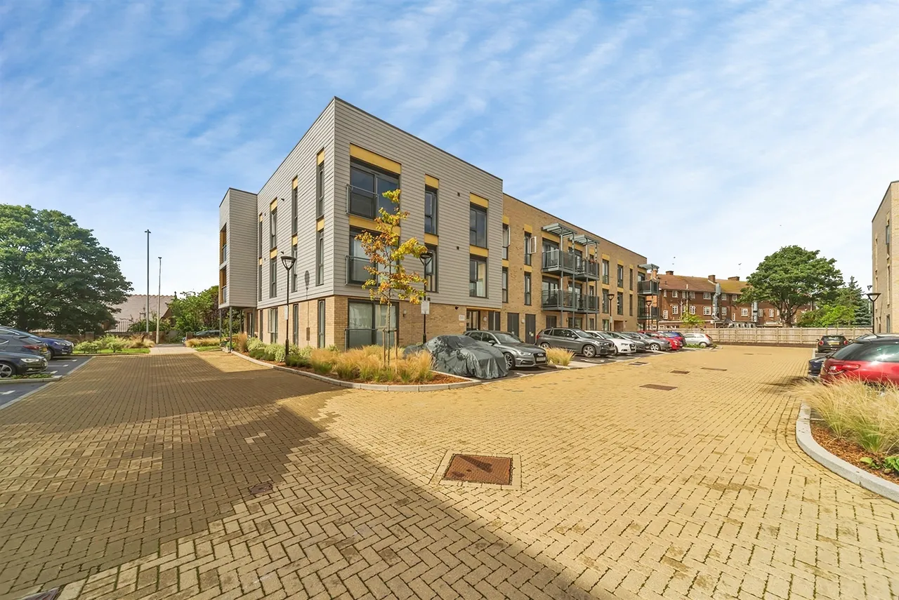 2 bed flat for sale — Allwoods Place, Hitchin