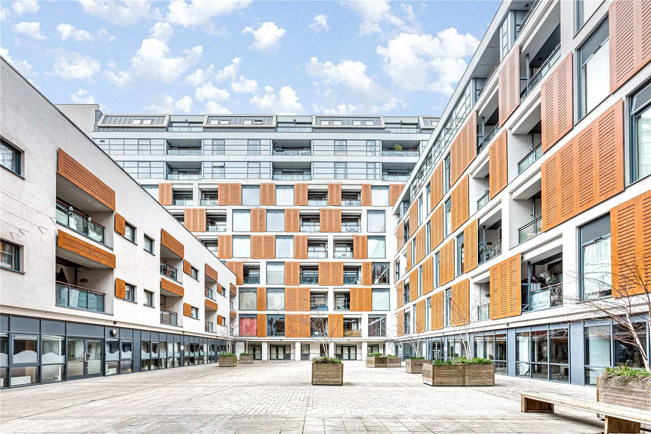 2 bed flat to rent, Cornell Square, London, SW8