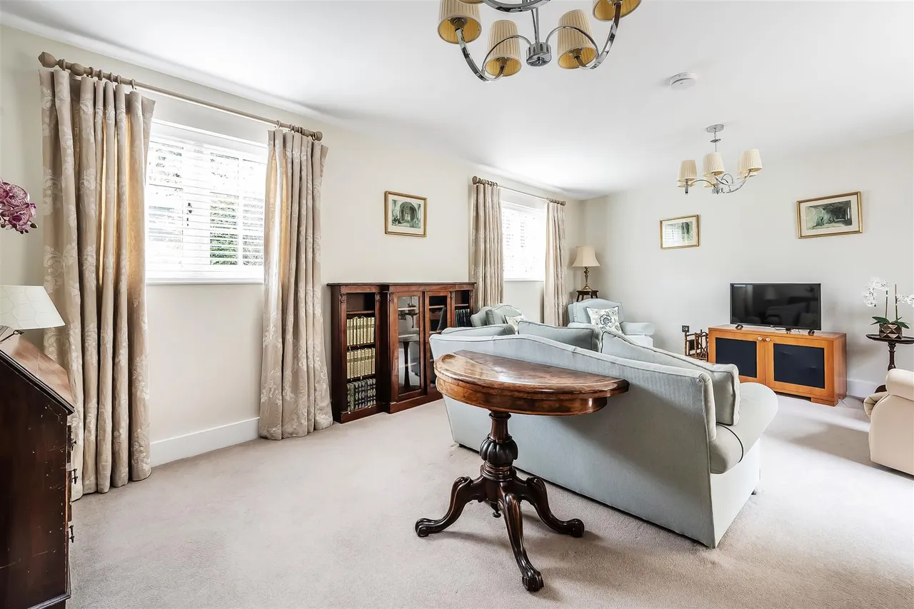 Horsham Road, Dorking, RH4, photo 3