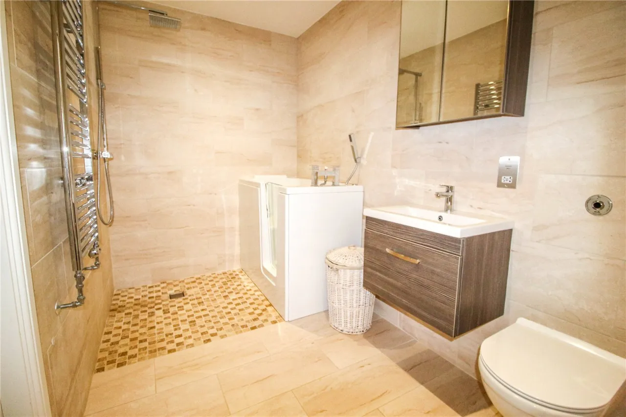 Stratton Court, Stratton, GL7, photo 3