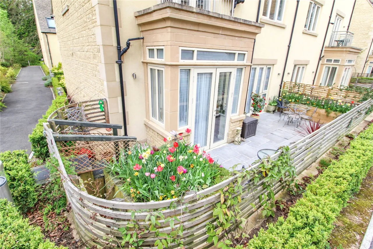 1 bed flat for sale, Stratton Court, Stratton, GL7