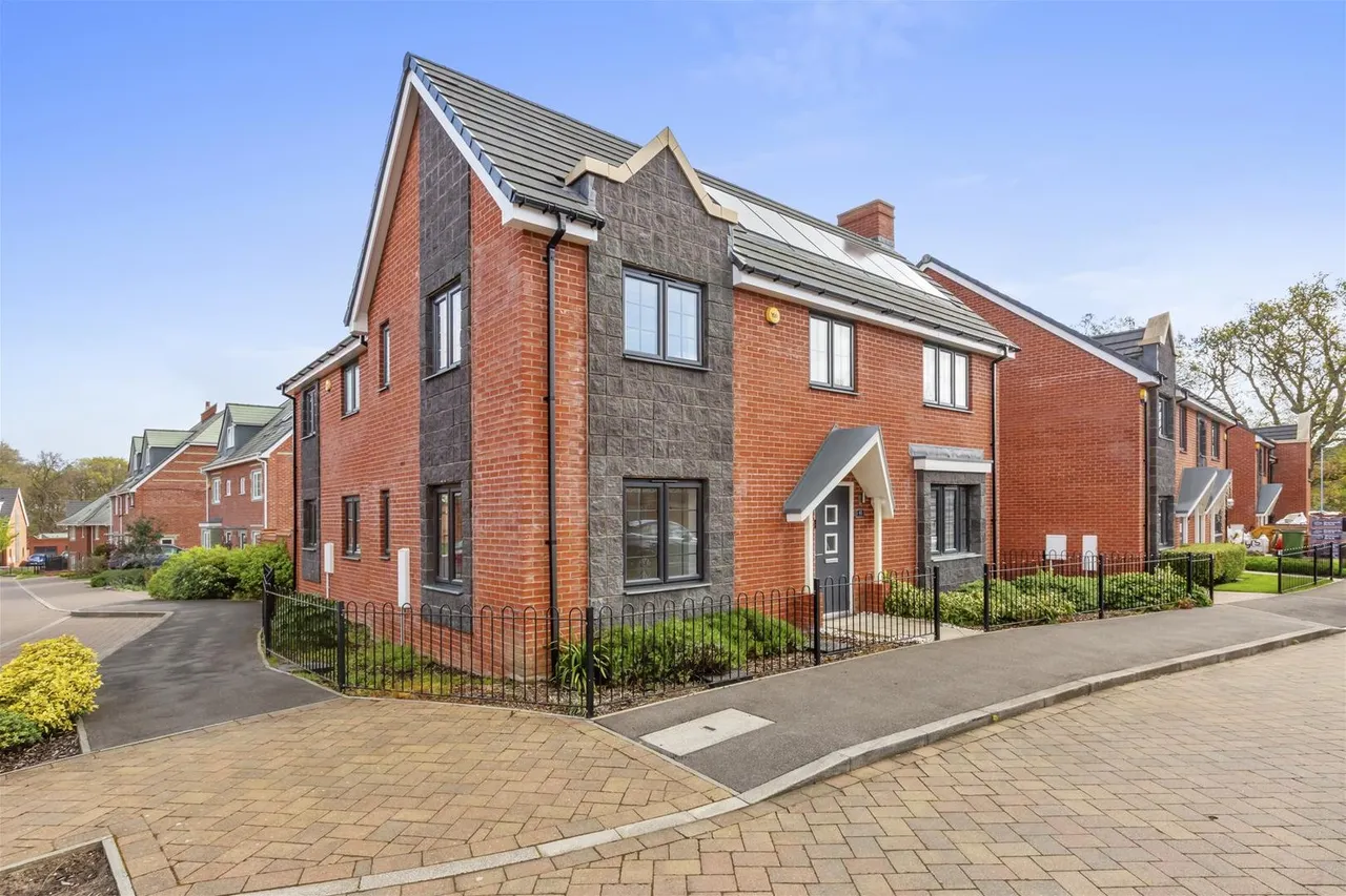 4 bed house for sale, Doolittle Avenue, High Wycombe, HP11