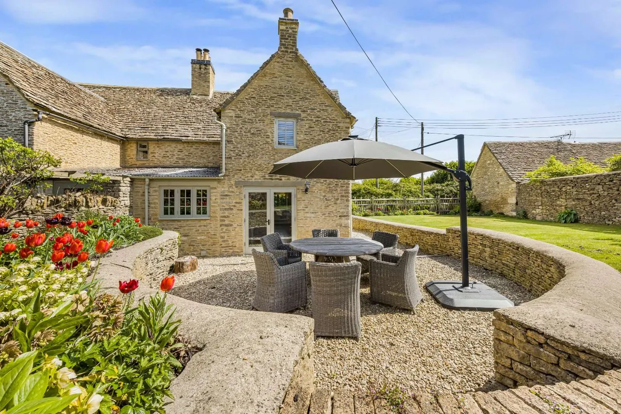 Beverston, Tetbury, Gloucestershire, GL8 8TT, photo 2